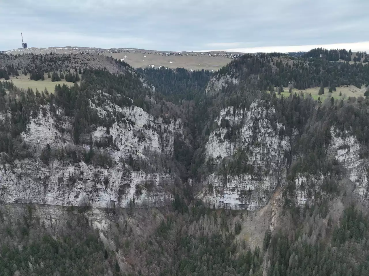 Bei Unterhaltsarbeiten – 57-Jähriger in Schlucht abgestürzt und verstorben