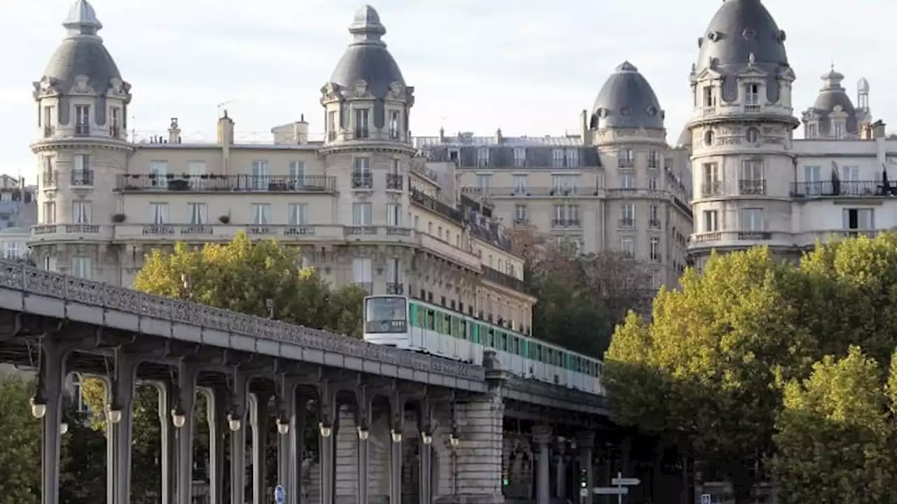 Paris: sa veste reste coincée dans les portes automatiques, une femme meurt emportée par le métro