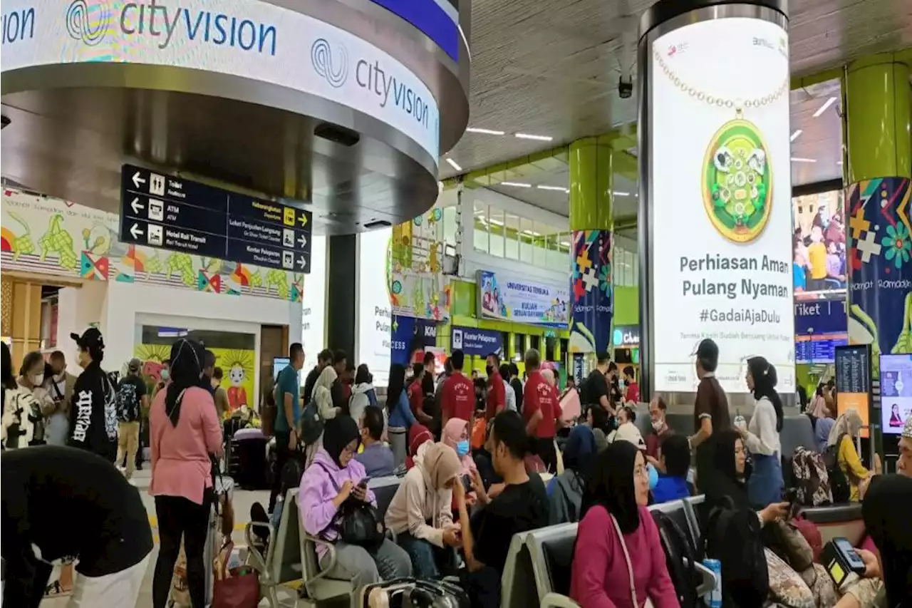 Hari Kedua Lebaran, Stasiun Gambir Masih Ramai