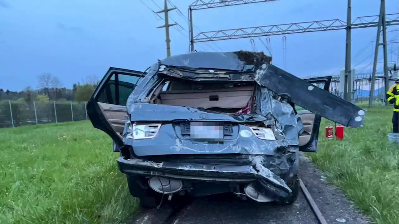 Mann flüchtet high in geklautem Auto vor Polizei und baut Unfall