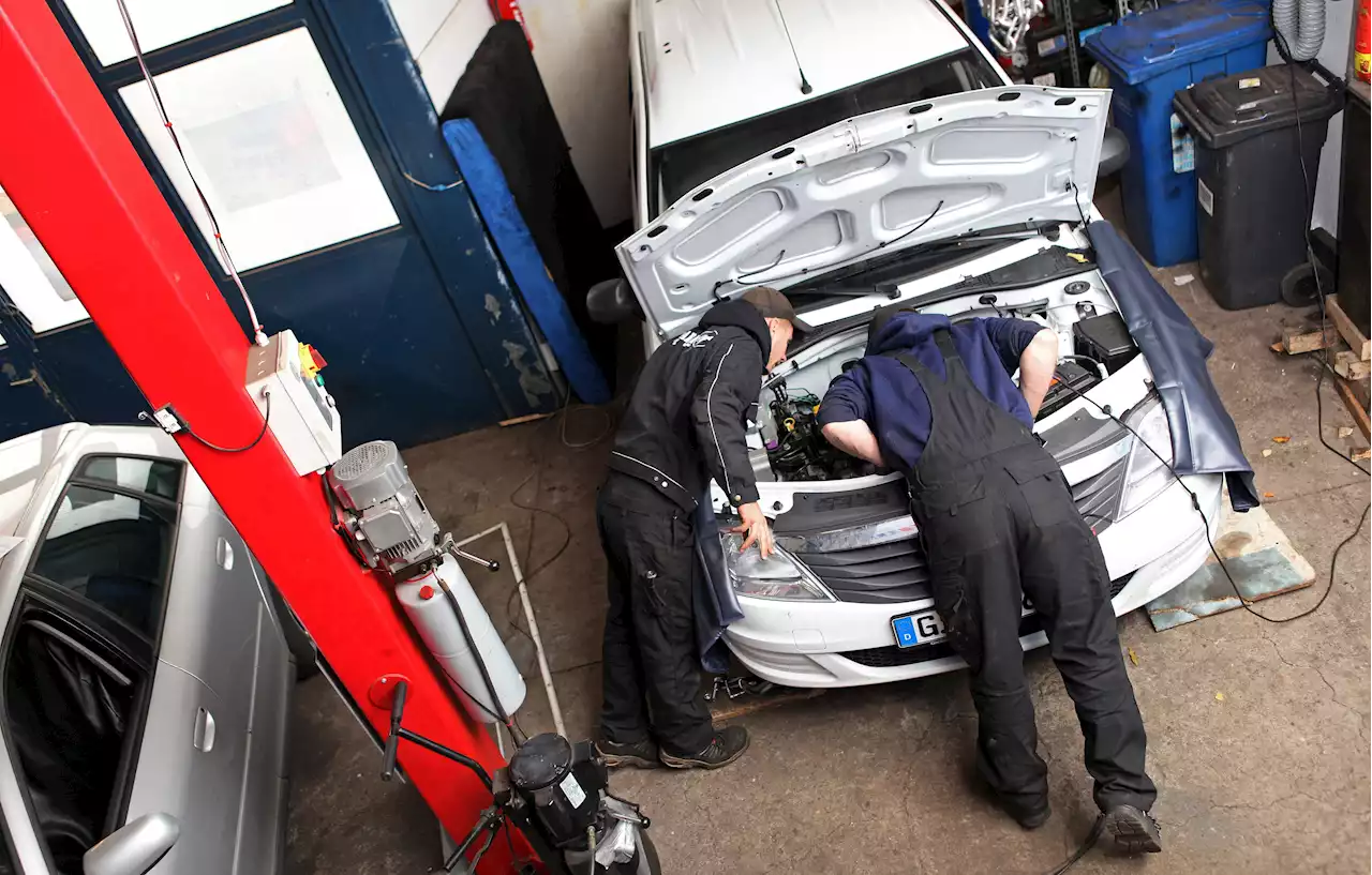 Reparieren statt kaufen: Autos immer länger in Betrieb