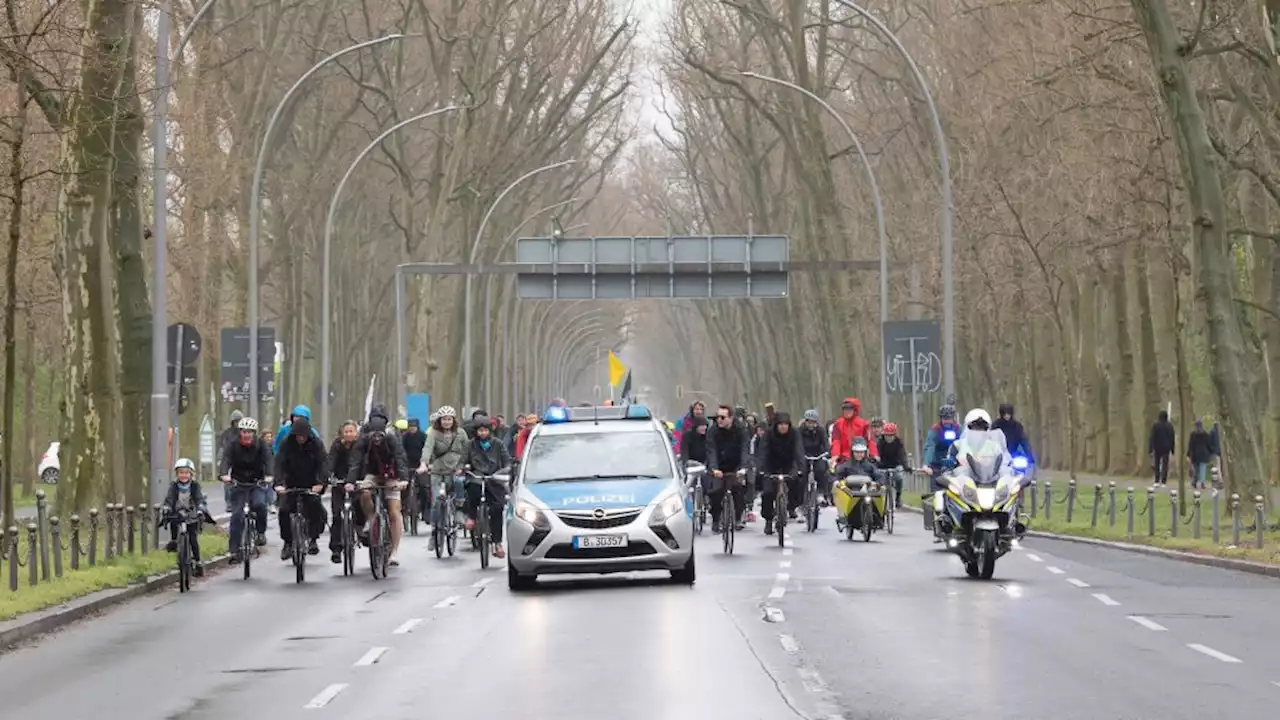 Fahrrad-Demo gegen Ausbau der A100