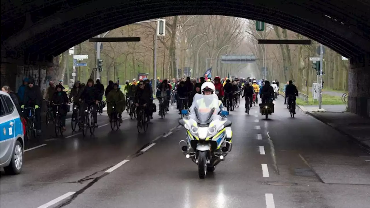 Klassisches Protest-Konzert auf gesperrter Stadtautobahn