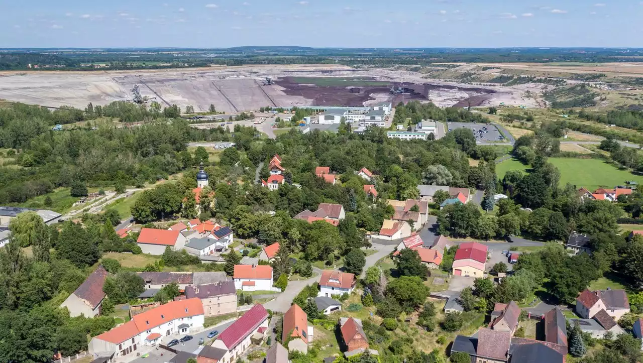 (S+) Pödelwitz in Sachsen: Wie ein Dorf am Tagebauloch zur Öko-Utopie werden will