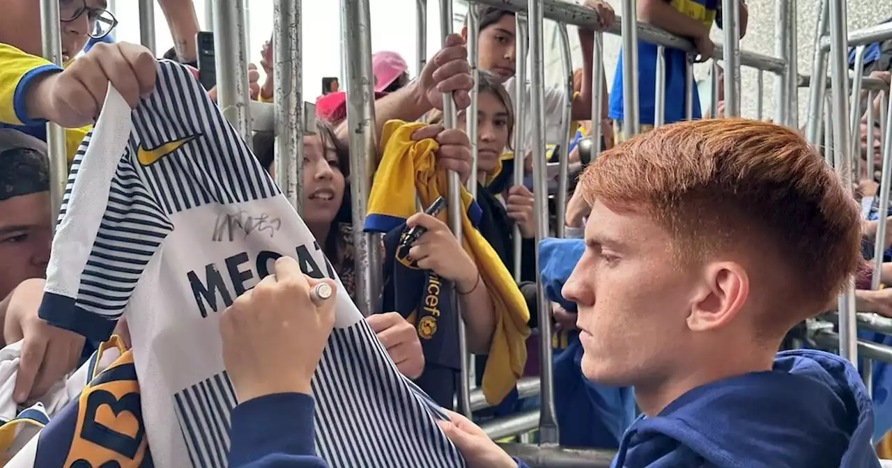 Firmas, fotos y una multitud para recibir a Boca en Rosario