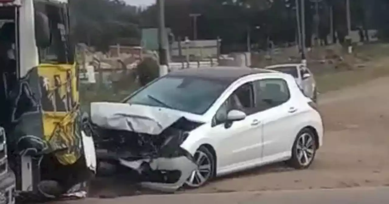 Un micro de hinchas de Aldosivi chocó a un auto: tres heridos