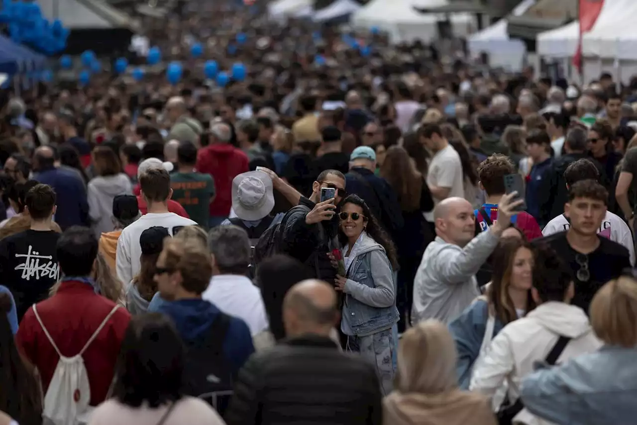 El tiempo se comporta y regala una jornada espléndida de Sant Jordi en Barcelona