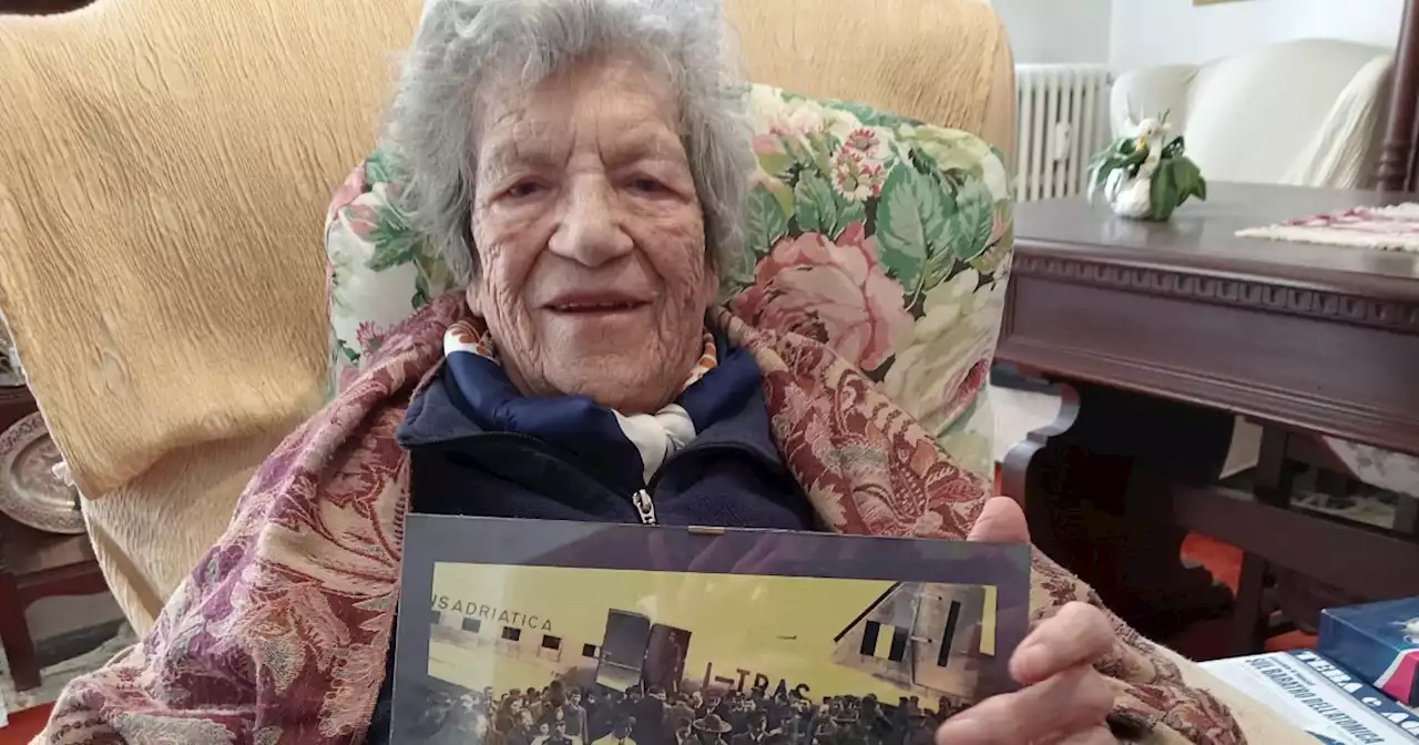 Annita 'Yvonne' Girardello, compie 100 anni la prima assistente di volo: dagli aerei alla poesia e all'impegno ecologista per Venezia - Il Fatto Quotidiano