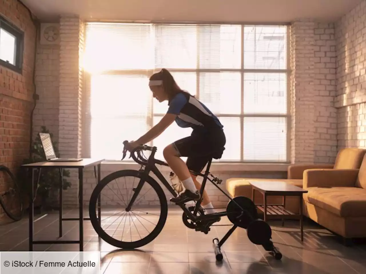 RPM : bienfaits, calories brûlées, déroulement d’une séance… tout savoir sur le vélo indoor