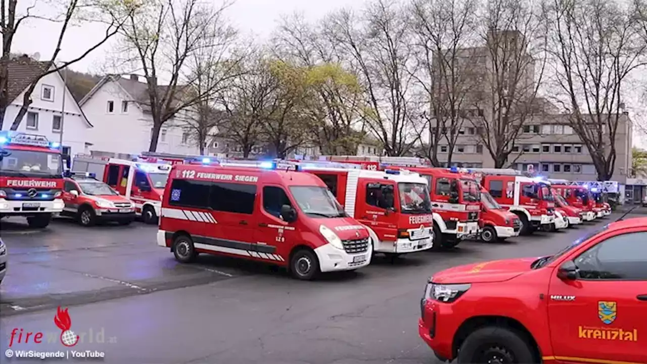 D: Beim 'Brandmeldealarm' warten 350 Kameraden mit 40 Fahrzeugen zum Abschied nach 40 Jahren Feuerwehr-Chef