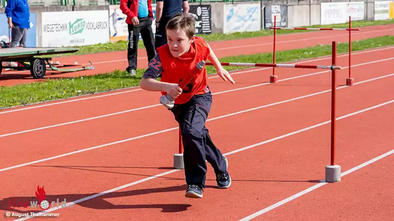 Oö: Staffellauftraining der Jugendgruppen des Bezirkes im Voralpenstadion Vöcklabruck mit fast 370 Teilnehmern