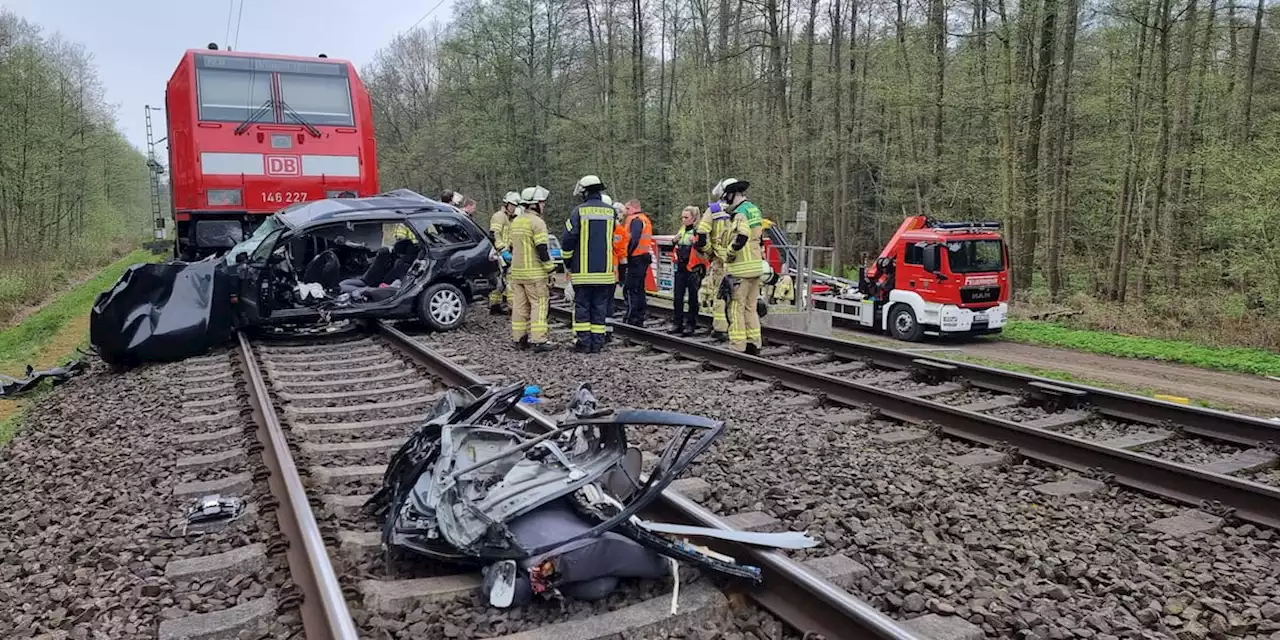 Zug kracht in Auto, das Schranke ignoriert - drei junge Menschen sterben