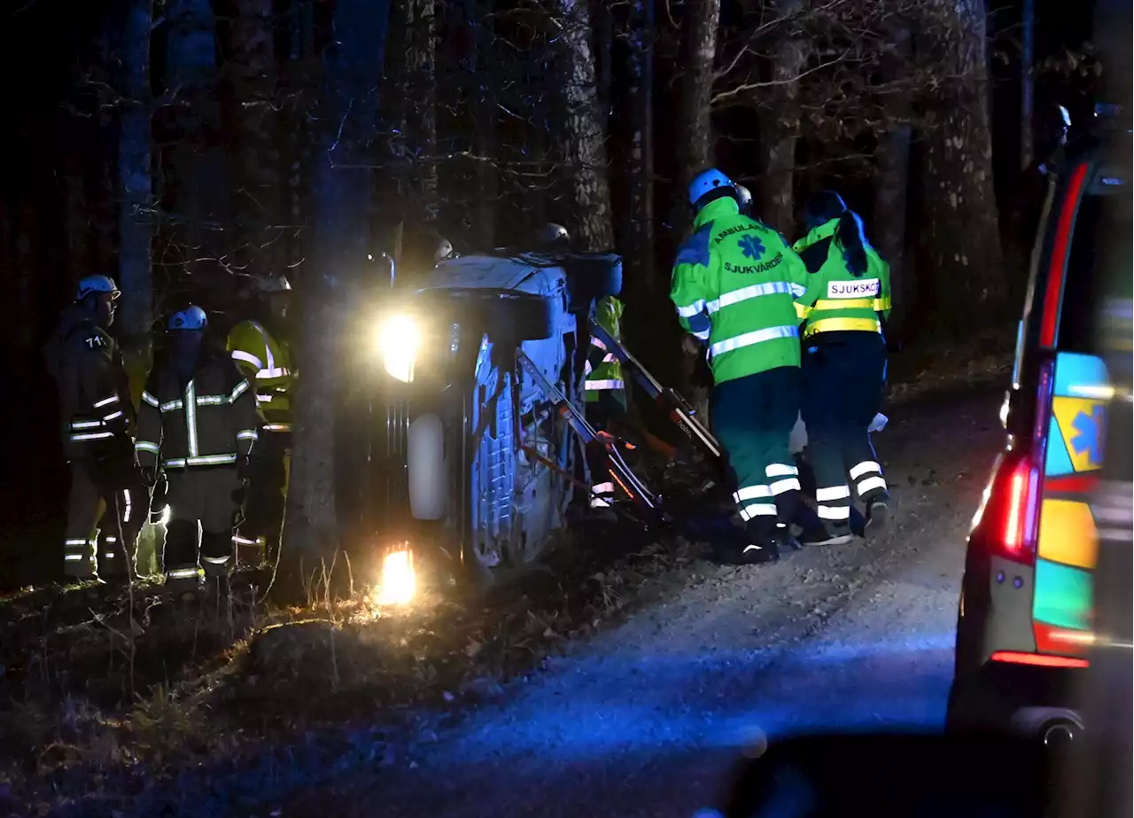 Bil körde in i träd utanför Tranemo – två till sjukhus