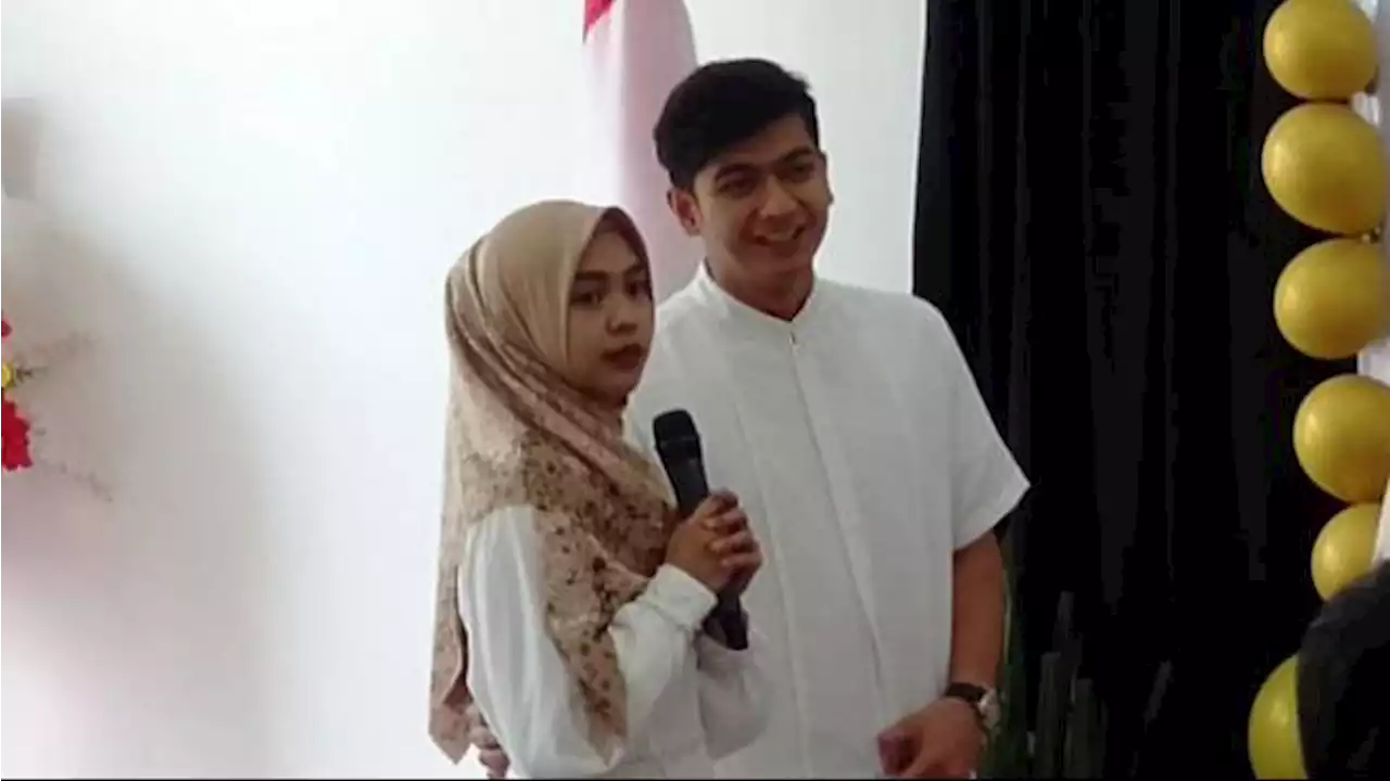 Lebaran ala Artis: Ria Ricis dan Teuku Ryan Bagi-Bagi 350 Amplop THR di Pesantren