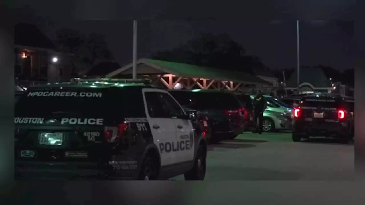 Security guard shot at southwest Houston apartment complex