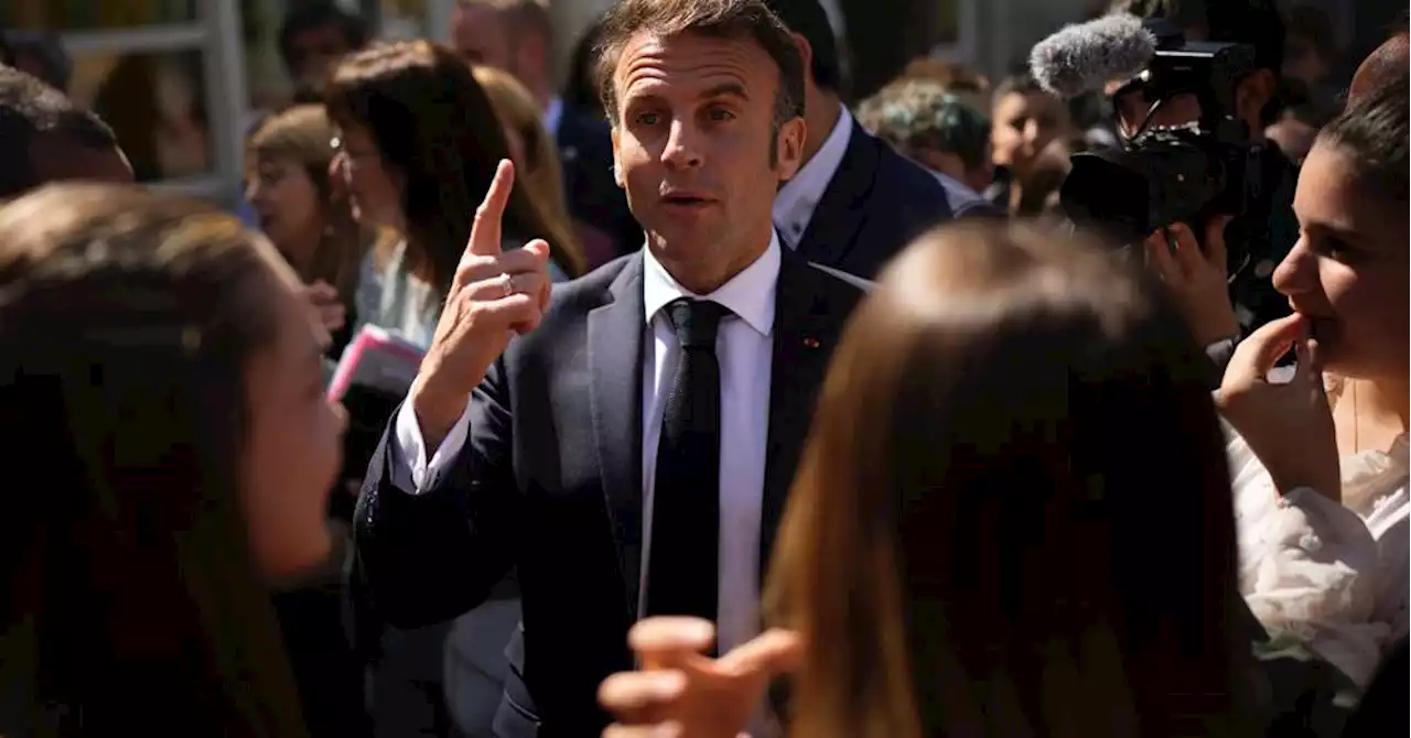 Face à la contestation, Macron 'va faire des petits débats' sur le terrain, dit Lescure