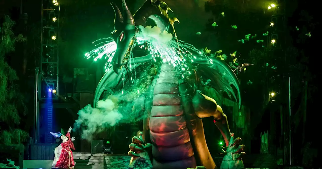 Watch as fire-breathing dragon bursts into flames during Disneyland's Fantasmic show