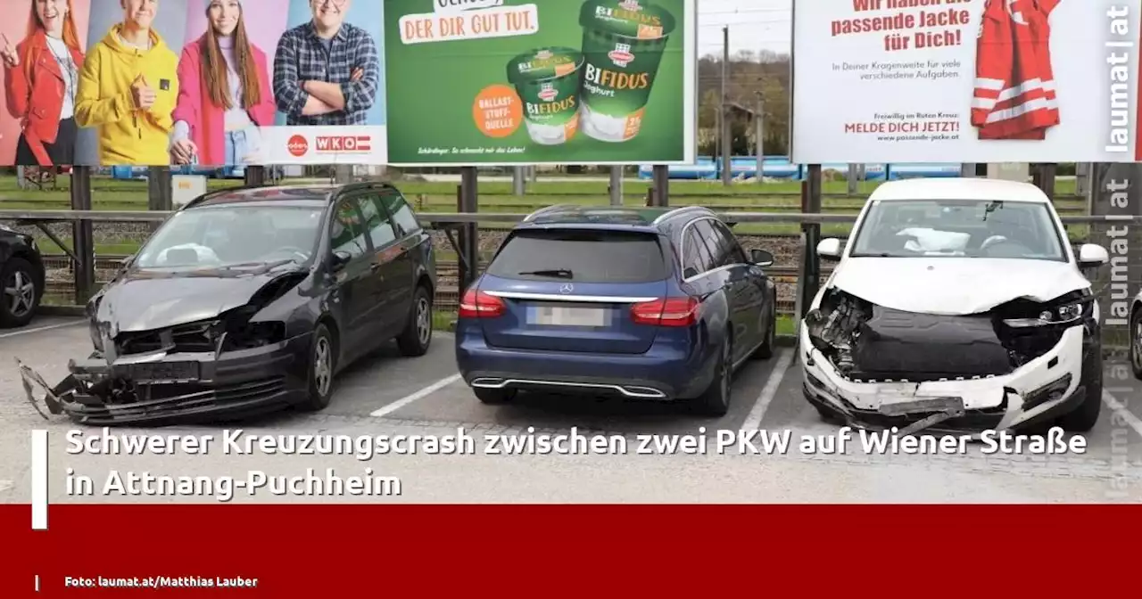 Schwerer Kreuzungscrash zwischen zwei PKW auf Wiener Straße in Attnang-Puchheim | laumat|at