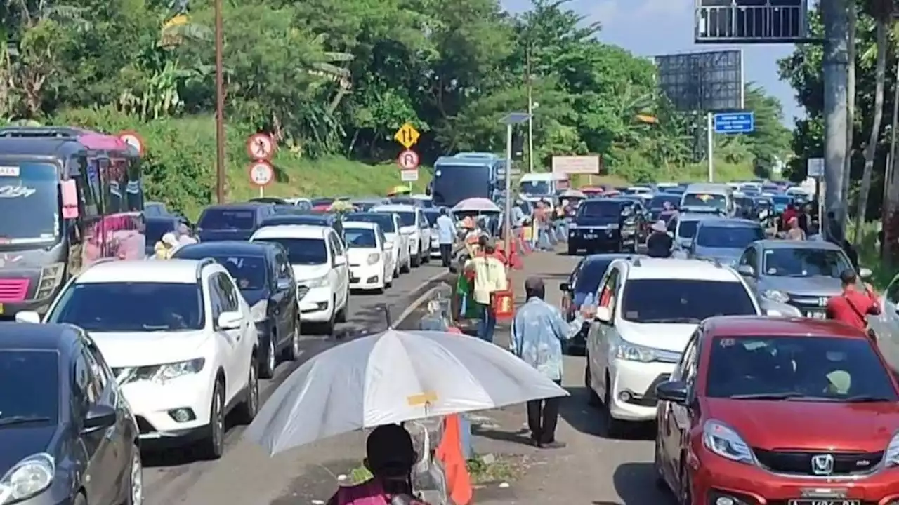 Lalu Lintas Arah Puncak Bogor Macet di Hari Kedua Lebaran Idul Fitri