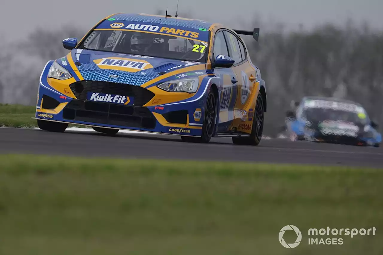 BTCC Donington Park: Cammish beats Hill in thriller