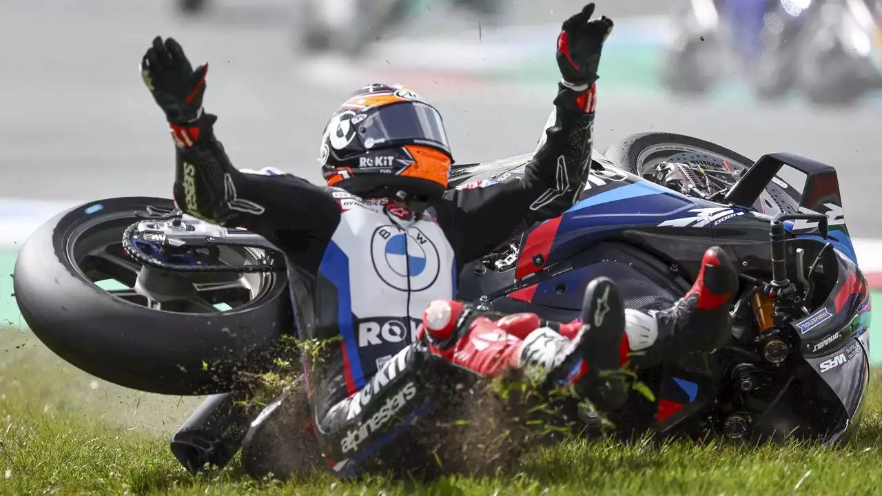 Van der Mark breekt linkerbovenbeen bij zware val in Superbike-race in Assen