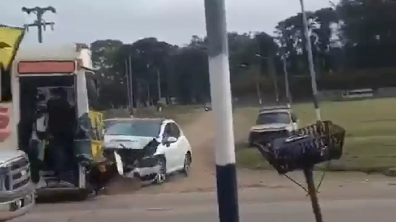 Un micro de hinchas de Aldosivi chocó de frente contra un auto y dejó tres heridos | Tras el accidente se desató una pelea