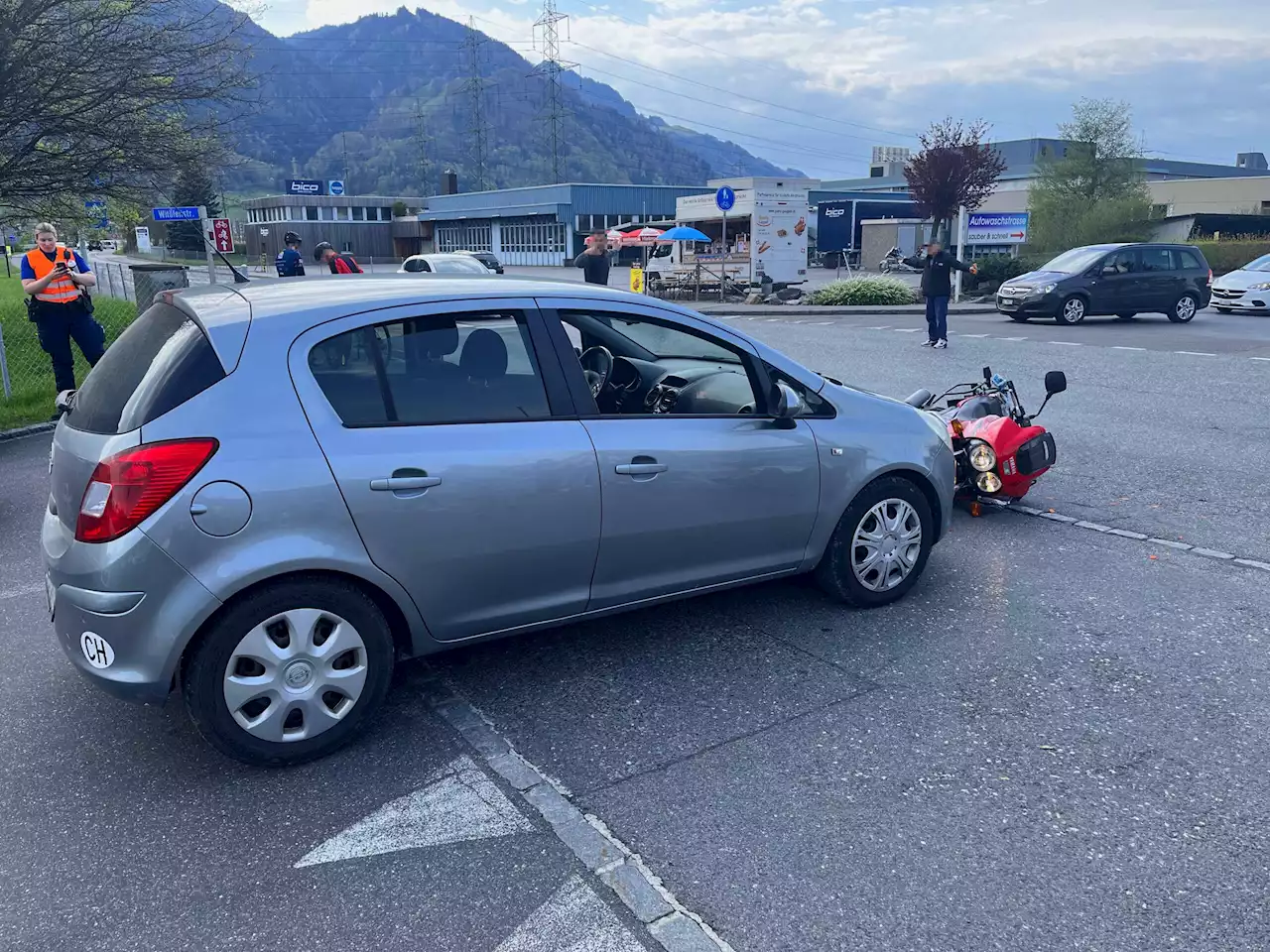 Schänis SG: PW-Lenker (44) übersieht Motorrad und baut Unfall