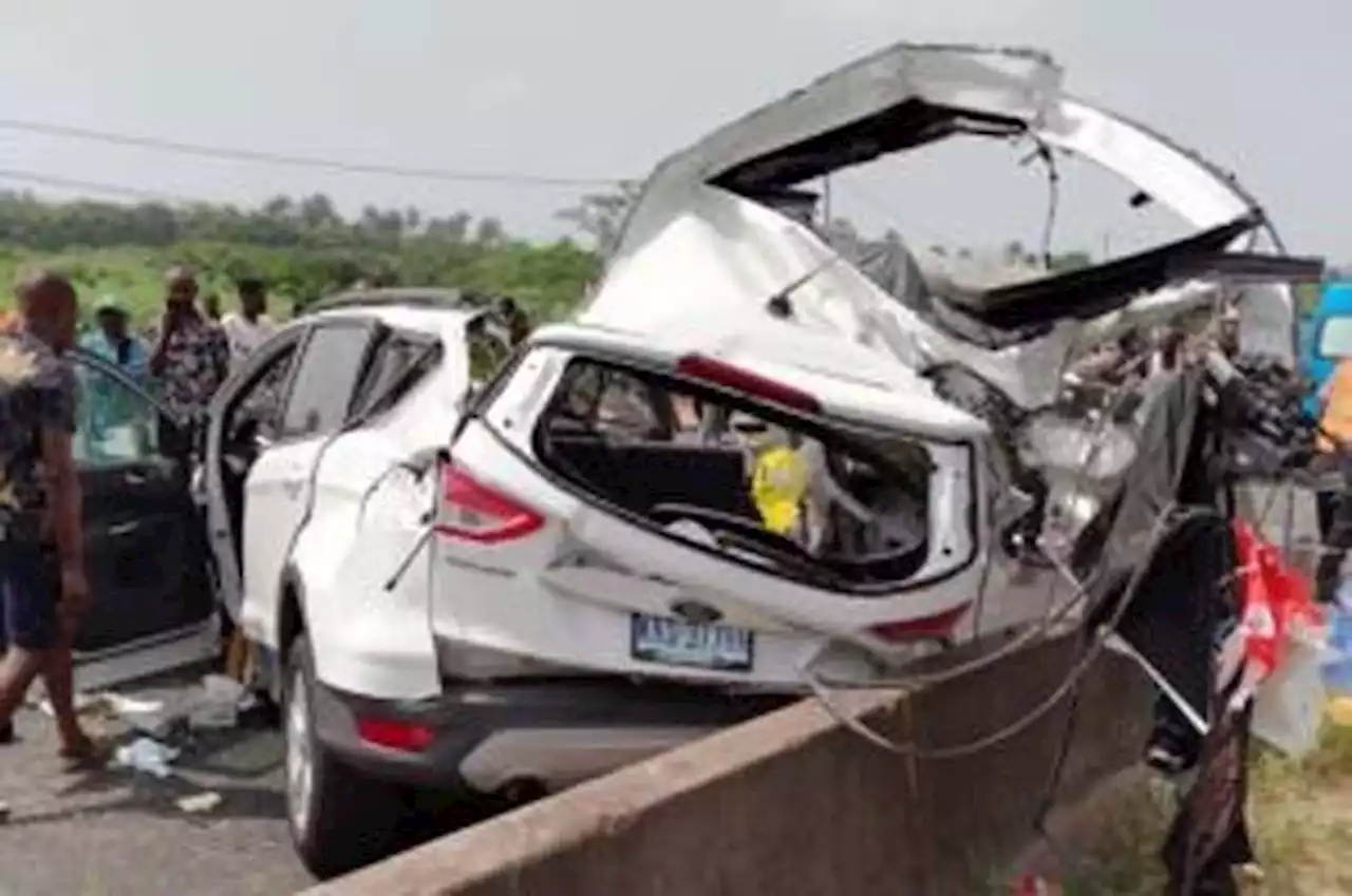 Seven dead, 14 injured as bus crashes on Lagos-Ibadan expressway