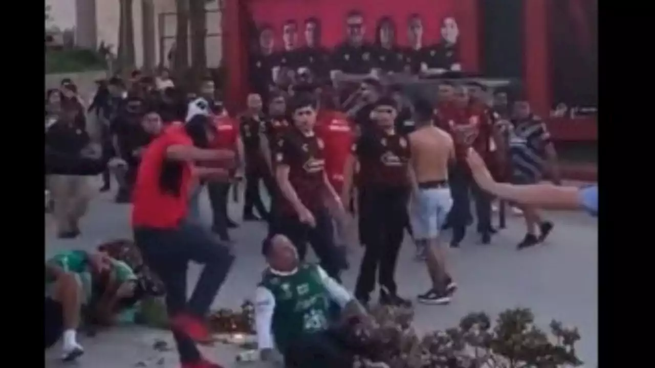 Liga MX: pelea campal entre aficionados de Tijuana y León (Videos)