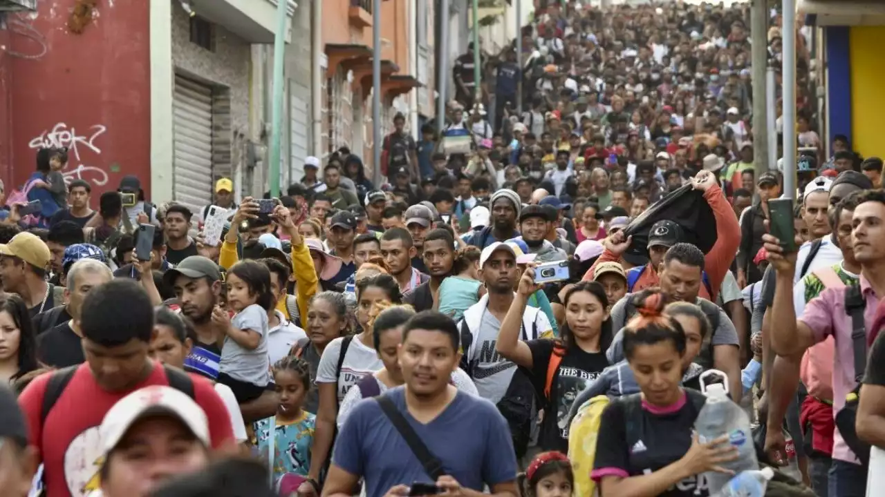 'Viacrucis migrante' exige justicia por muerte de 40 personas en incendio de Ciudad Juárez