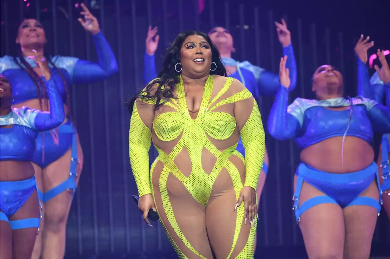 Lizzo Creates 'Safe Space' at Knoxville Show With 'RuPaul's Drag Race' Alumni