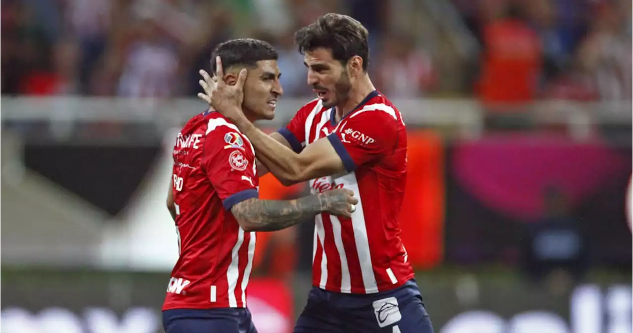 Chivas muestra sus credenciales por el título: remonta y se impone 2-1 al Cruz Azul