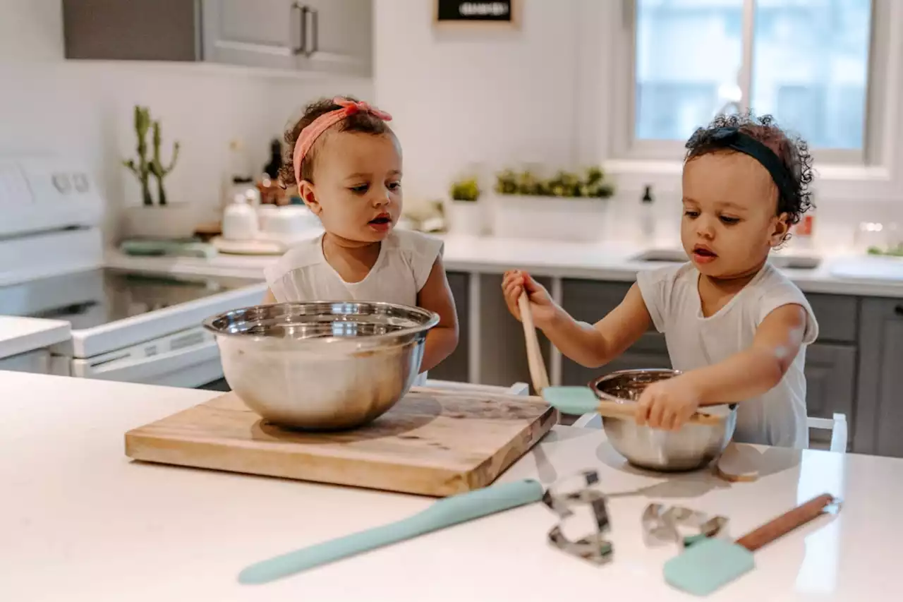 Ontario mom finds way to bring toddlers to her level