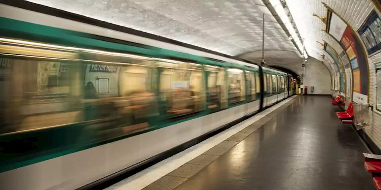 Sa veste se coince dans les portes automatiques, une femme meurt happée par le métro à Paris