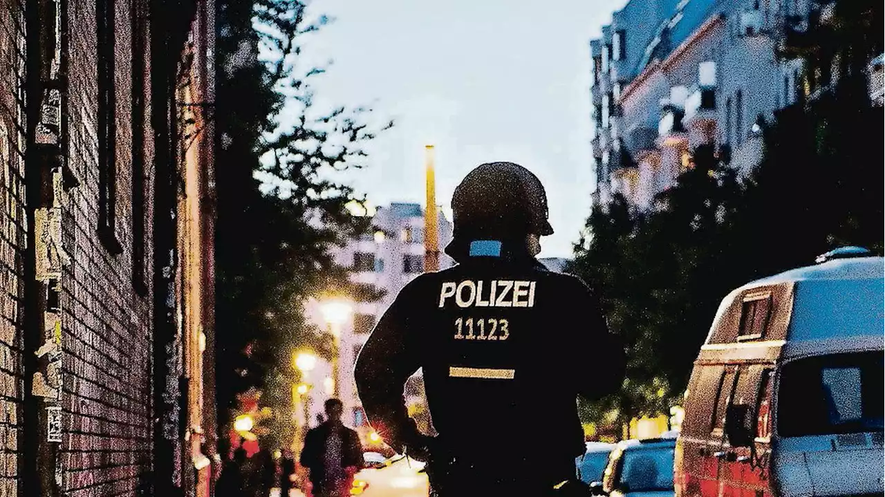 Krawall an der Rigaer Straße: Polizeikräfte in Berlin-Friedrichshain mit Pyrotechnik angegriffen