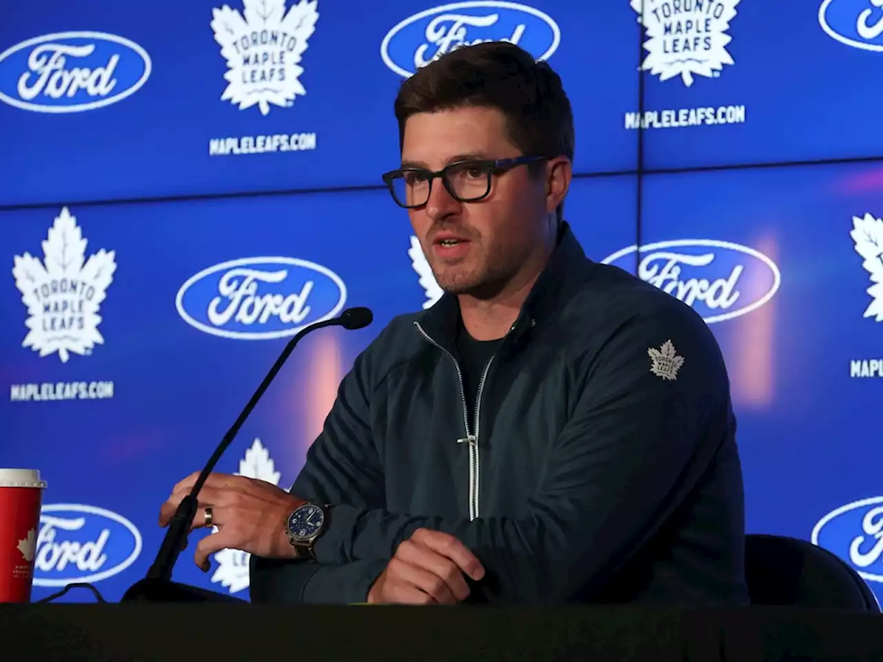 Maple Leafs' GM Dubas jaws with Lightning fans in Game 3 video