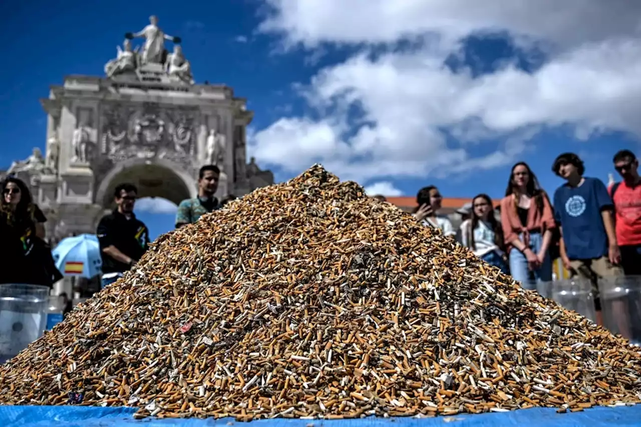 Activistas apilaron 650.000 colillas de cigarrillos en una plaza para alertar sobre la contaminación