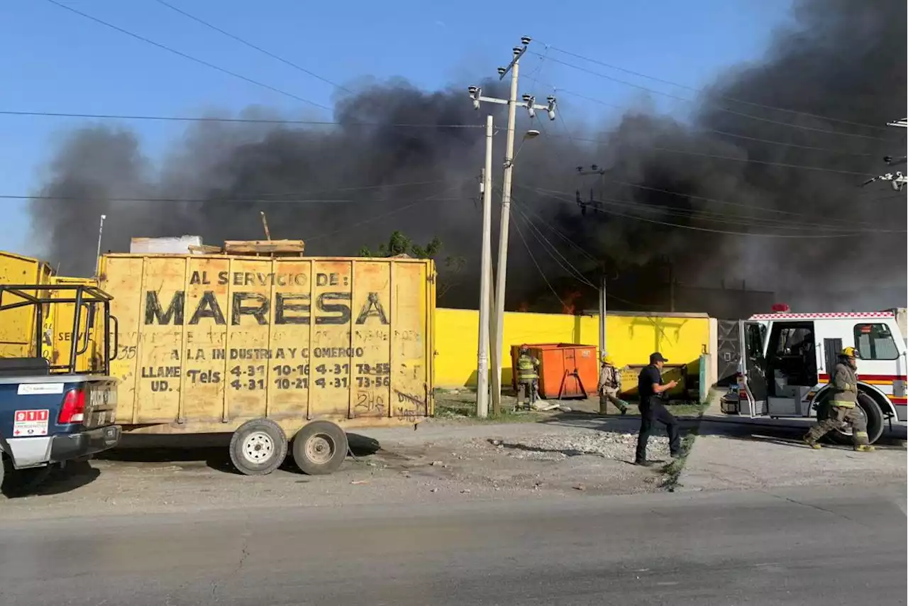 Se incendia centro de reciclaje en colonia Omega, en Saltillo