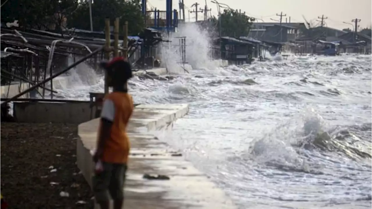 BMKG Minta Masyarakat yang Berwisata di Pantai Selatan Jabar-DIY Waspada Gelombang Tinggi