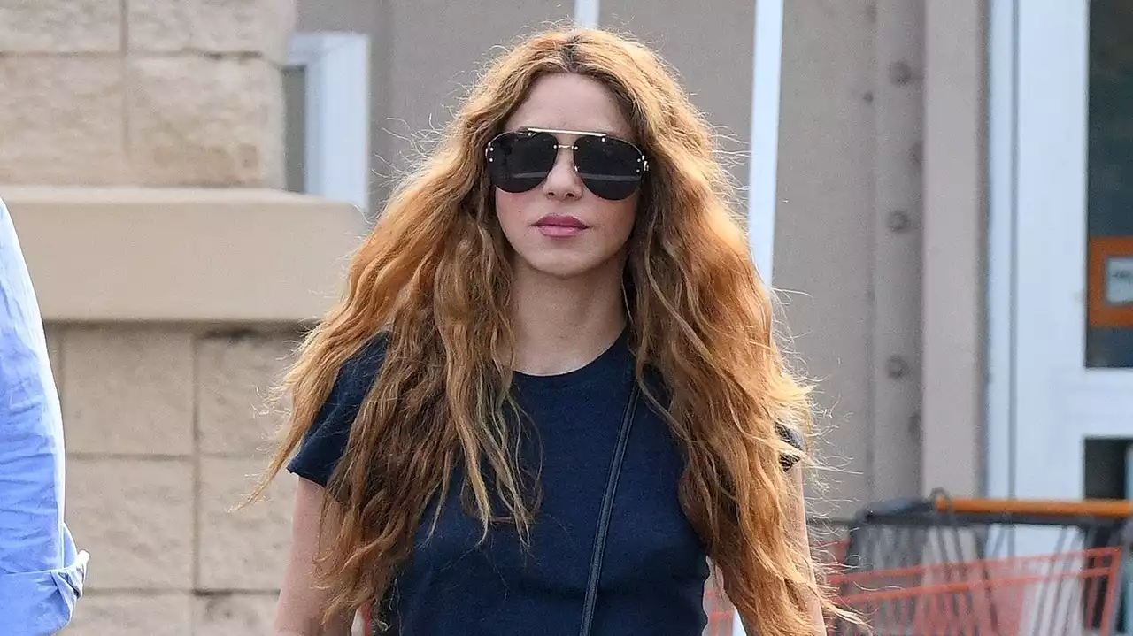 Ni skinny ni acampanados, Shakira prefiere los jeans cargo y tenis con plataforma a los 40+