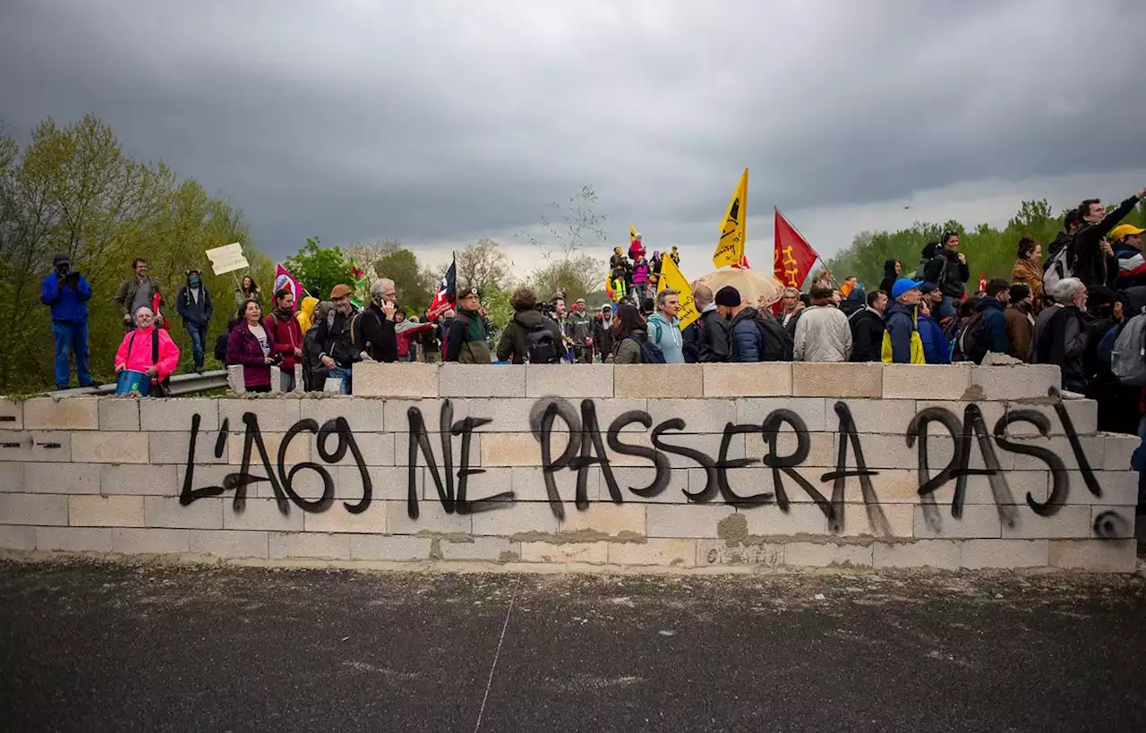 En images : Manifestations contre l’autoroute A69, crise au Soudan et Remco Evenepoel seul au monde à Liège