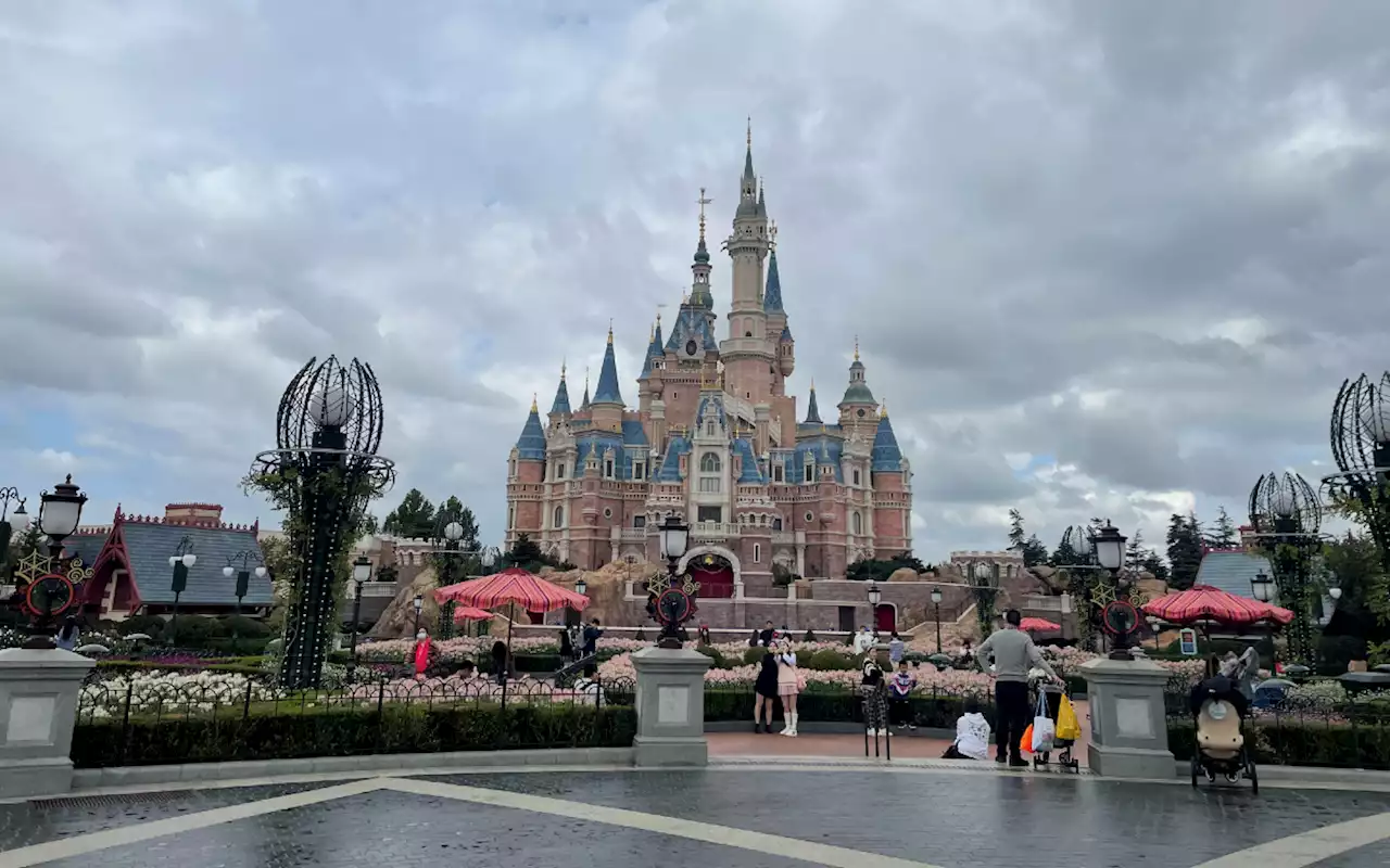 Cae empleado de Disney por grabar más de 500 videos bajo faldas de clientas