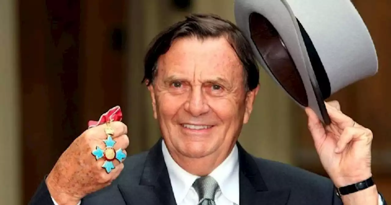 'One of a kind': Australians pay tribute to 'icon' Barry Humphries