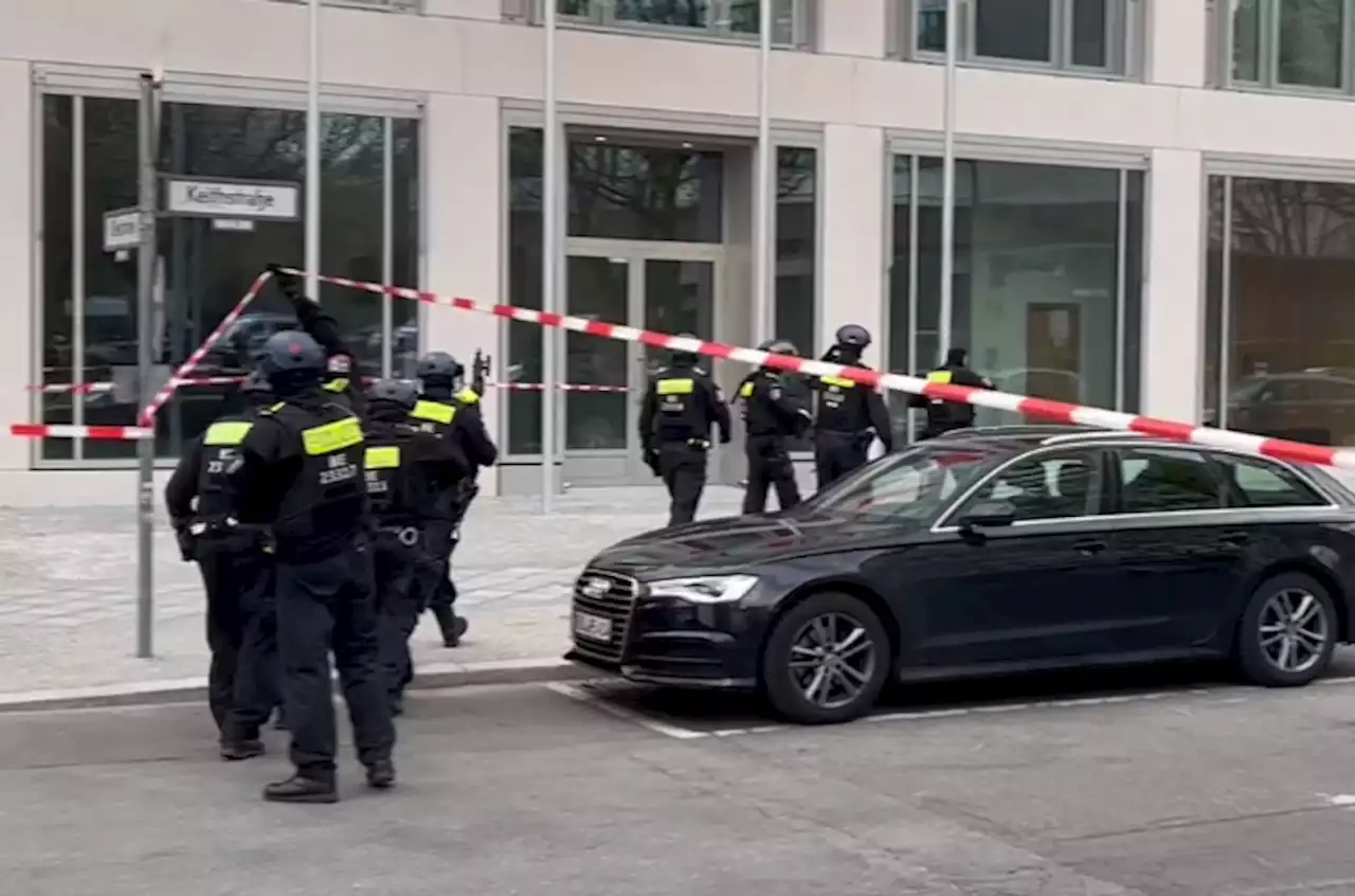 Geiselnahme: Riesiger Polizeieinsatz an der Keithstraße in Berlin-Schöneberg