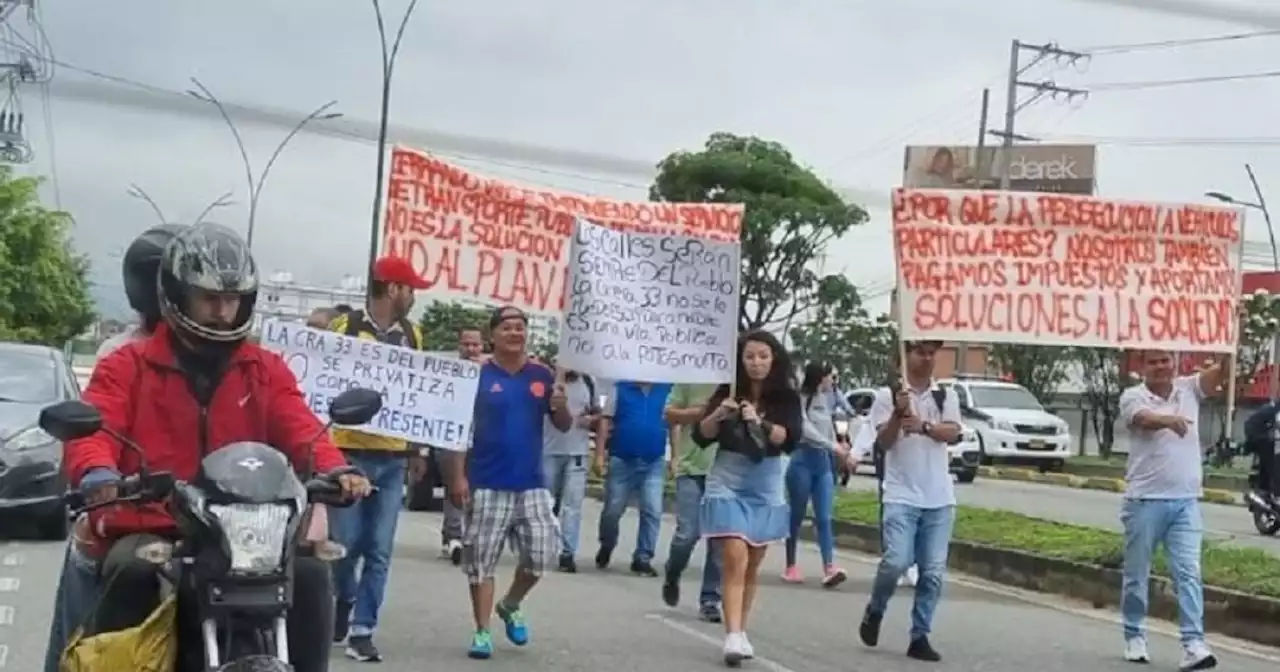 Conductores de transporte ‘pirata’ protestaron por idea de restringir la carrera 33 en Bucaramanga