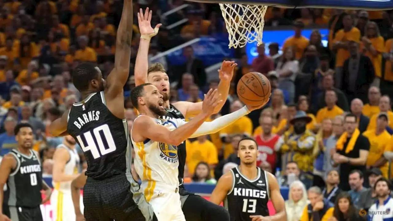 NBA roundup: Warriors survive late gaffe, tie series with Kings