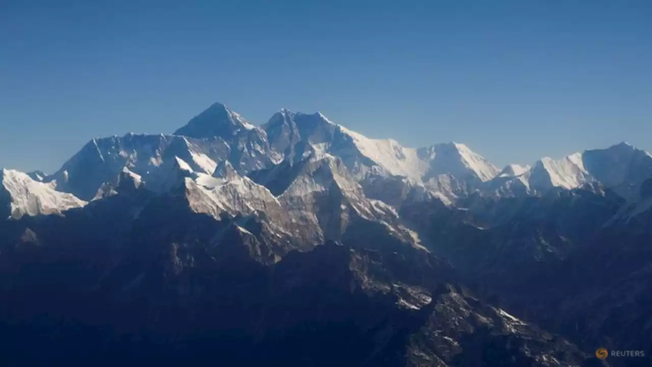 Nepal issues record 454 permits for Everest