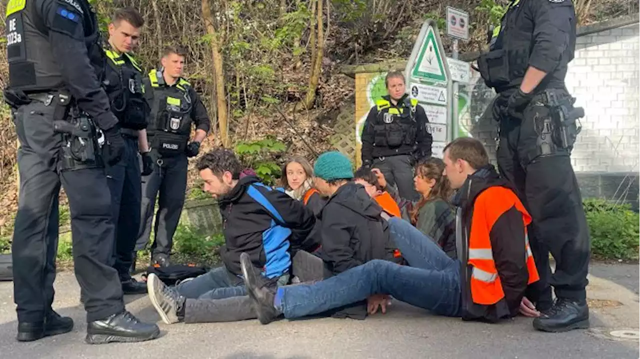 Demonstranten blockieren an 27 Stellen im Berliner Stadtgebiet Straßen