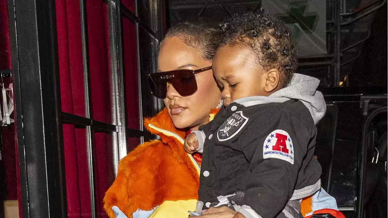 Rihanna enceinte : elle fait sensation à Paris en look flashy avec son fils