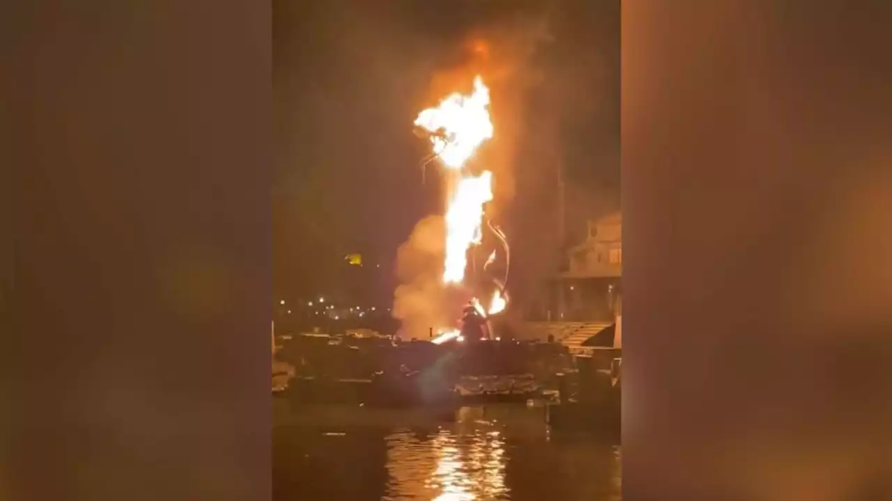 Un dragón mecánico se incendia durante un espectáculo en Disneyland